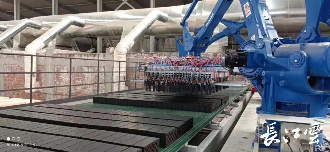 产业援疆进行时|博乐市鄂港口新型建材项目首批成品砖出窑